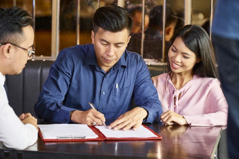 couple signing the termination of contract